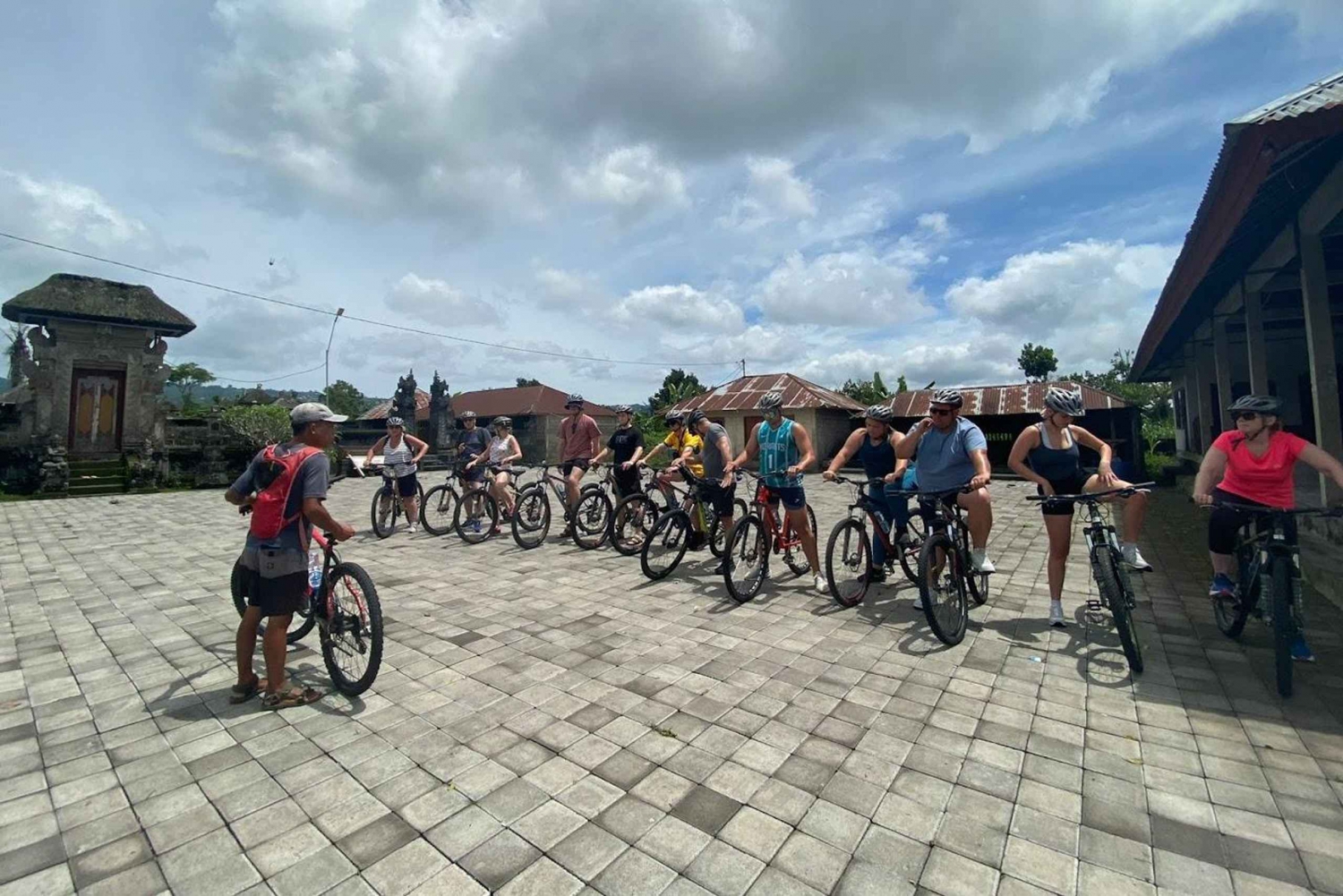 Recorrido en bicicleta:Descenso,Campo,Templo,Escuela,Campo de arroz,Comida