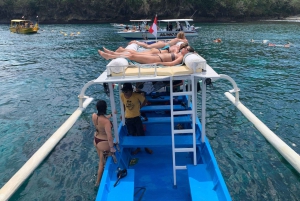 Excursión de snorkel a la Laguna Azul en barco privado con terraza
