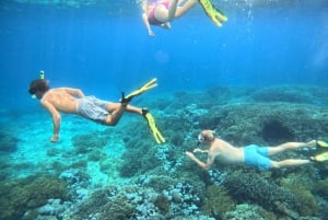 Excursión de snorkel a la Laguna Azul en barco privado con terraza