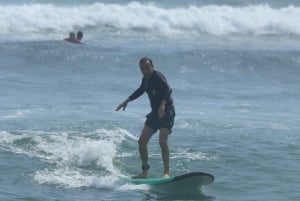 Canggu: aula de surf para crianças com equipamento