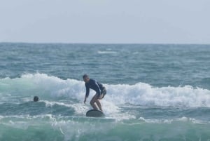 Canggu: aula de surf para crianças com equipamento
