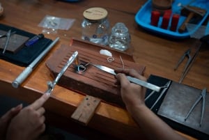 Lezione di gioielleria in argento a Canggu: crea il tuo pezzo d'argento