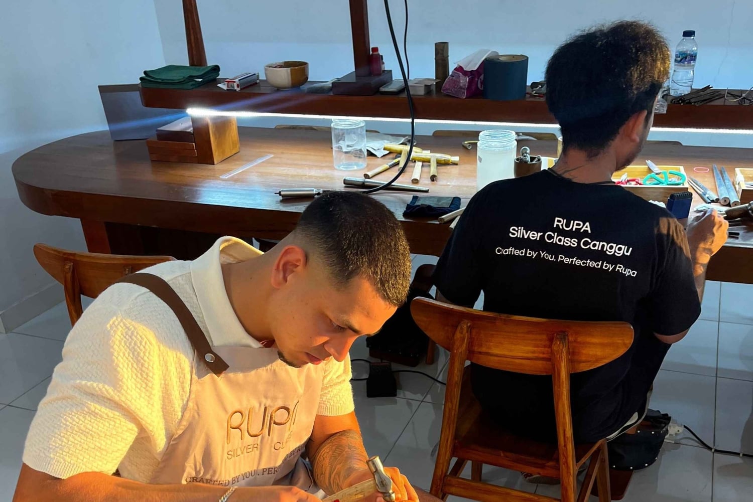 Canggu: Hopeasormustyöpaja auringonlaskun aikaan, sisältää valokuvat