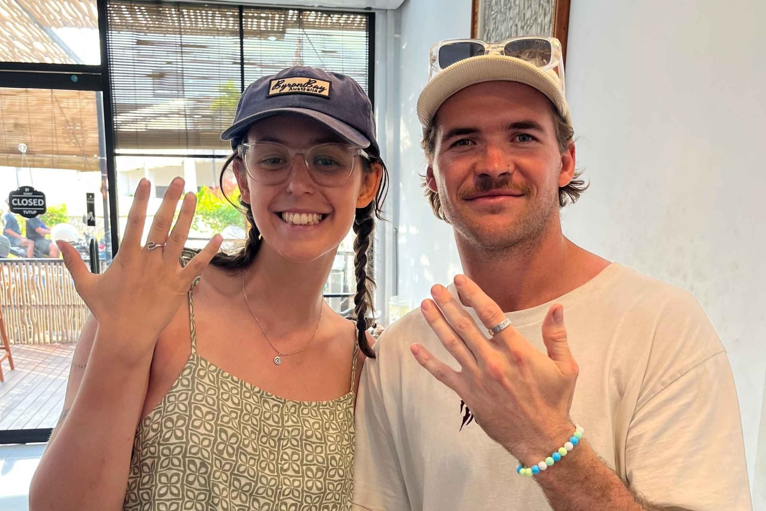 Canggu: Hopeasormustyöpaja auringonlaskun aikaan, sisältää valokuvat