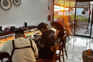 Canggu: Hopeasormustyöpaja auringonlaskun aikaan, sisältää valokuvat