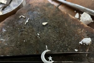 Canggu: Hopeasormustyöpaja auringonlaskun aikaan, sisältää valokuvat