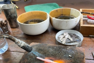 Canggu: Hopeasormustyöpaja auringonlaskun aikaan, sisältää valokuvat