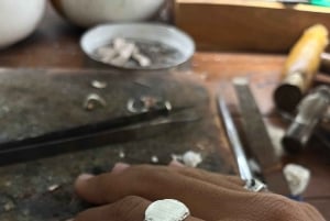 Canggu: Hopeasormustyöpaja auringonlaskun aikaan, sisältää valokuvat