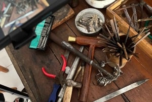 Canggu: Hopeasormustyöpaja auringonlaskun aikaan, sisältää valokuvat