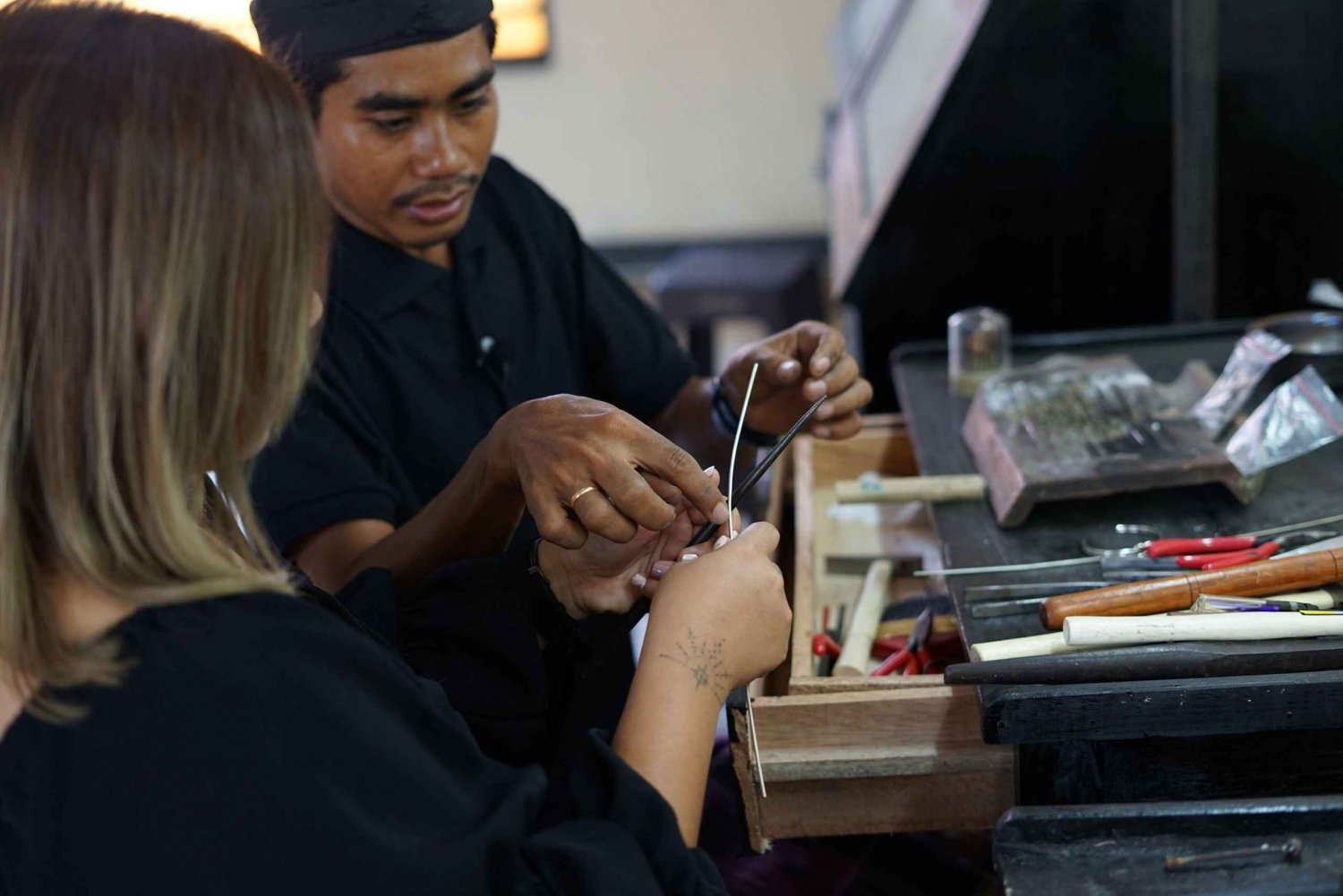 Lezione di gioielleria in argento a Canggu: crea il tuo pezzo d'argento