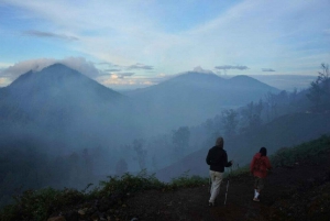 Fra Bali: Kawah Ijen Midnight Tour for at se blå ild
