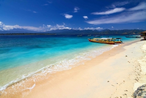 From Bali: Gili Islands 2-Day Tour with Beachfront Resort