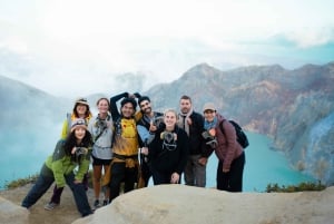 Von Bali aus: Ijen-Krater-Vulkan-Tour mit Übernachtung und Sonnenaufgang