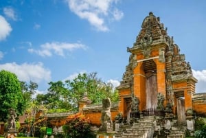 Bali: Taman Ayun ja Tanah Lot auringonlaskun kierros.