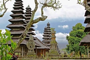 Bali: Taman Ayun ja Tanah Lot auringonlaskun kierros.