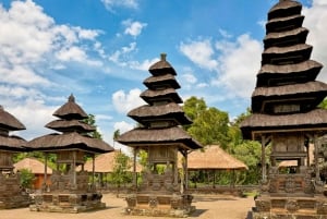 Bali: Taman Ayun ja Tanah Lot auringonlaskun kierros.