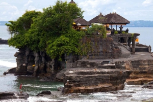 Bali: Taman Ayun ja Tanah Lot auringonlaskun kierros.