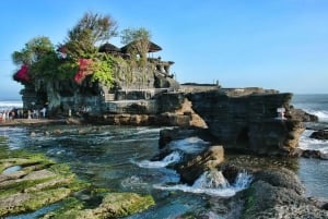 Bali: Taman Ayun ja Tanah Lot auringonlaskun kierros.