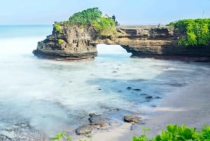 Bali: Taman Ayun ja Tanah Lot auringonlaskun kierros.