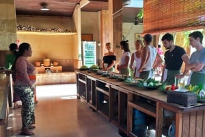 Ab Ubud: Authentischer Kochkurs in einem Dorf vor Ort