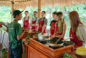 Ubud: Raccolta della fattoria biologica, lezione di cucina a Bali da Pemulan