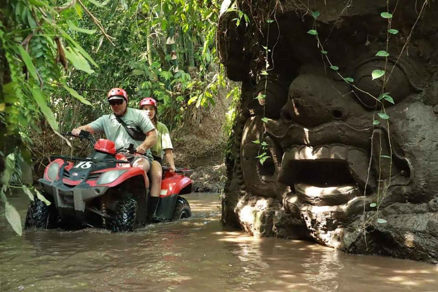 La grotte de Legong en quad : passage d'une cascade et piscine gratuite