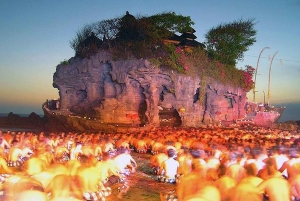 Halvdag: Fantastisk solnedgång i Tanah Lot, Kecak-elddans, middag