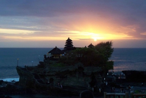 Halvdag: Fantastisk solnedgång i Tanah Lot, Kecak-elddans, middag