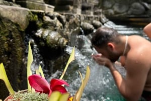 HOLY BATH IN TIRTA EMPUL TEMPLE