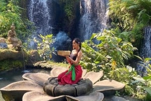 Heilige Reinigungszeremonie am Wasserfall Taman Beji Griya