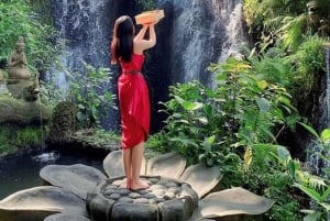 Heilige Reinigungszeremonie am Wasserfall Taman Beji Griya