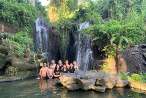 Heilige Reinigungszeremonie am Wasserfall Taman Beji Griya