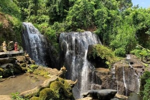 Heilige Reinigungszeremonie am Wasserfall Taman Beji Griya