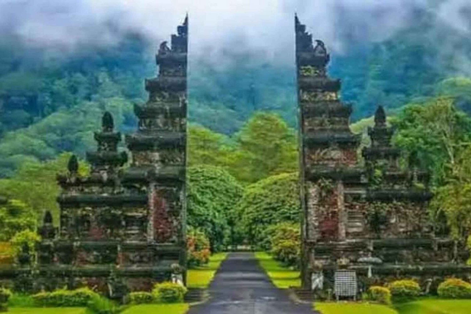 Paradis au nord de Bali ; chute d'eau et temple du lac de Banyumala