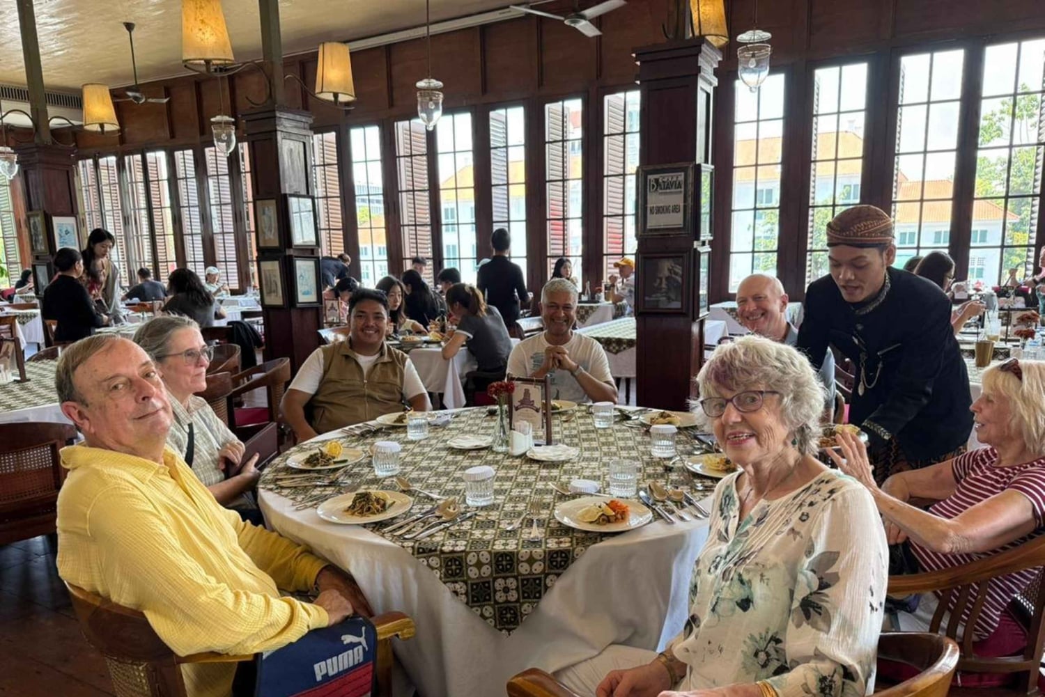 ジャカルタ：ジャワ島からバリ島への列車ツアー（ホテル宿泊付き）