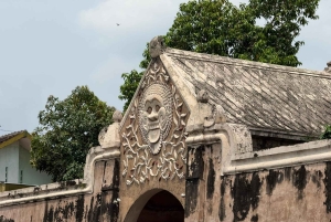 ジャカルタ：ジャワ島からバリ島への列車ツアー（ホテル宿泊付き）