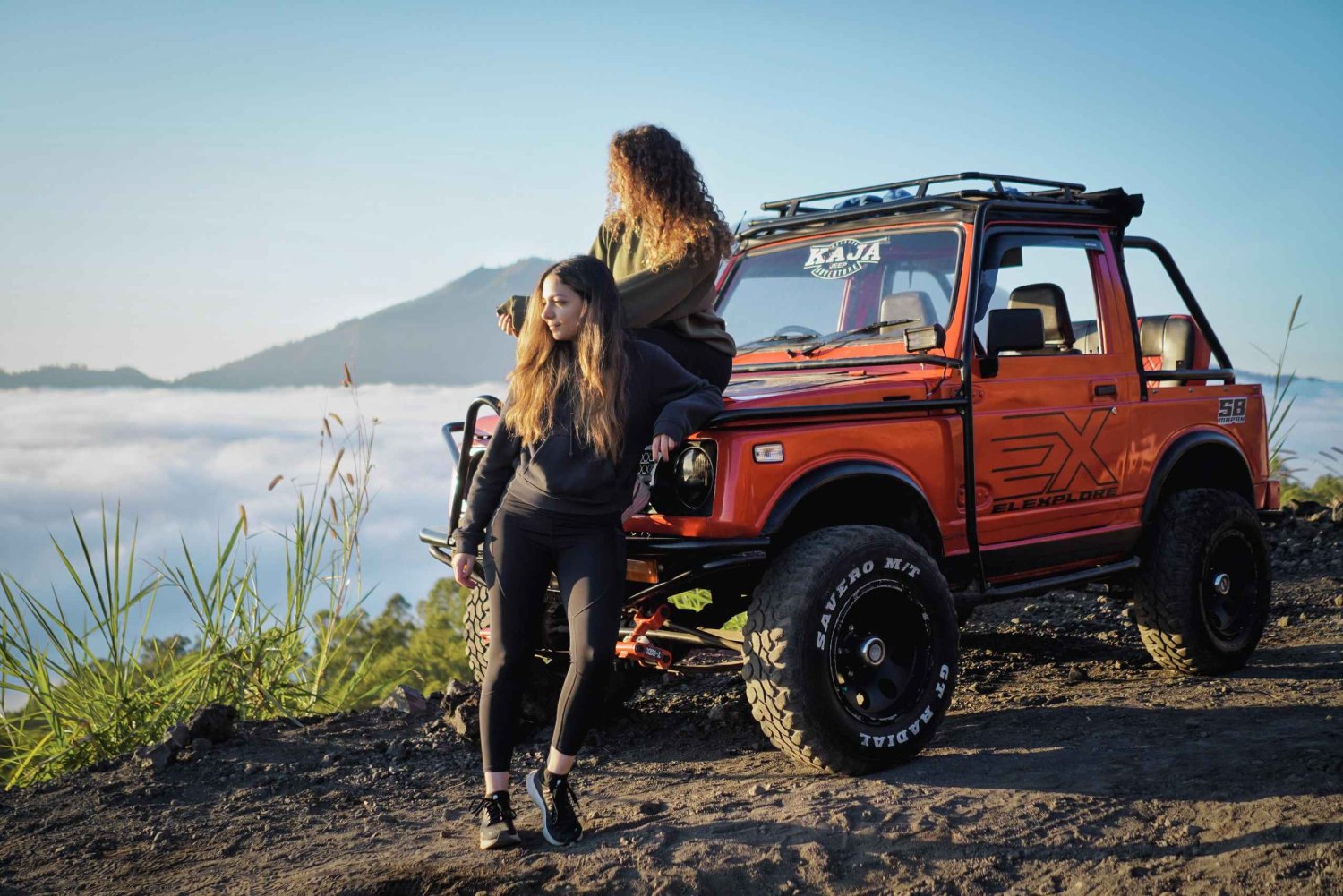 Jeep soluppgång Mount Batur & svart lava