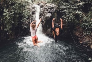 Hyppääminen Liukumäki Aling- Alingin vesiputouksella ja Handaran portilla