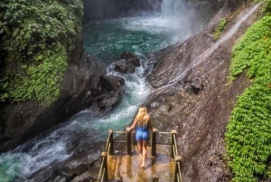 Salto de escorregador na cachoeira Aling- Aling e no portão Handara
