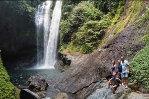 Skoki ślizgowe przy wodospadzie Aling- Aling i bramie Handara