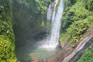 Salto de escorregador na cachoeira Aling- Aling e no portão Handara