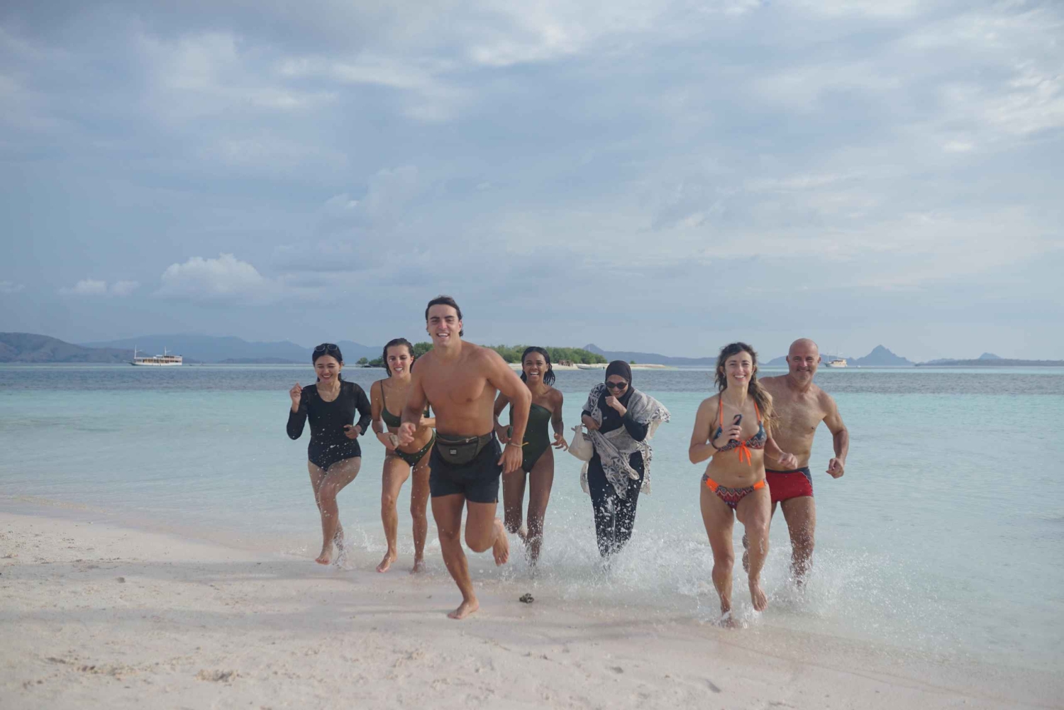 Labuan Bajo: 3-Day Komodo Liveaboard Adventure with VIP Boat