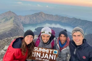 Lombok: Escursione di 2 giorni/1 notte sul Monte Rinjani fino alla vetta a 3726 m con gruppo