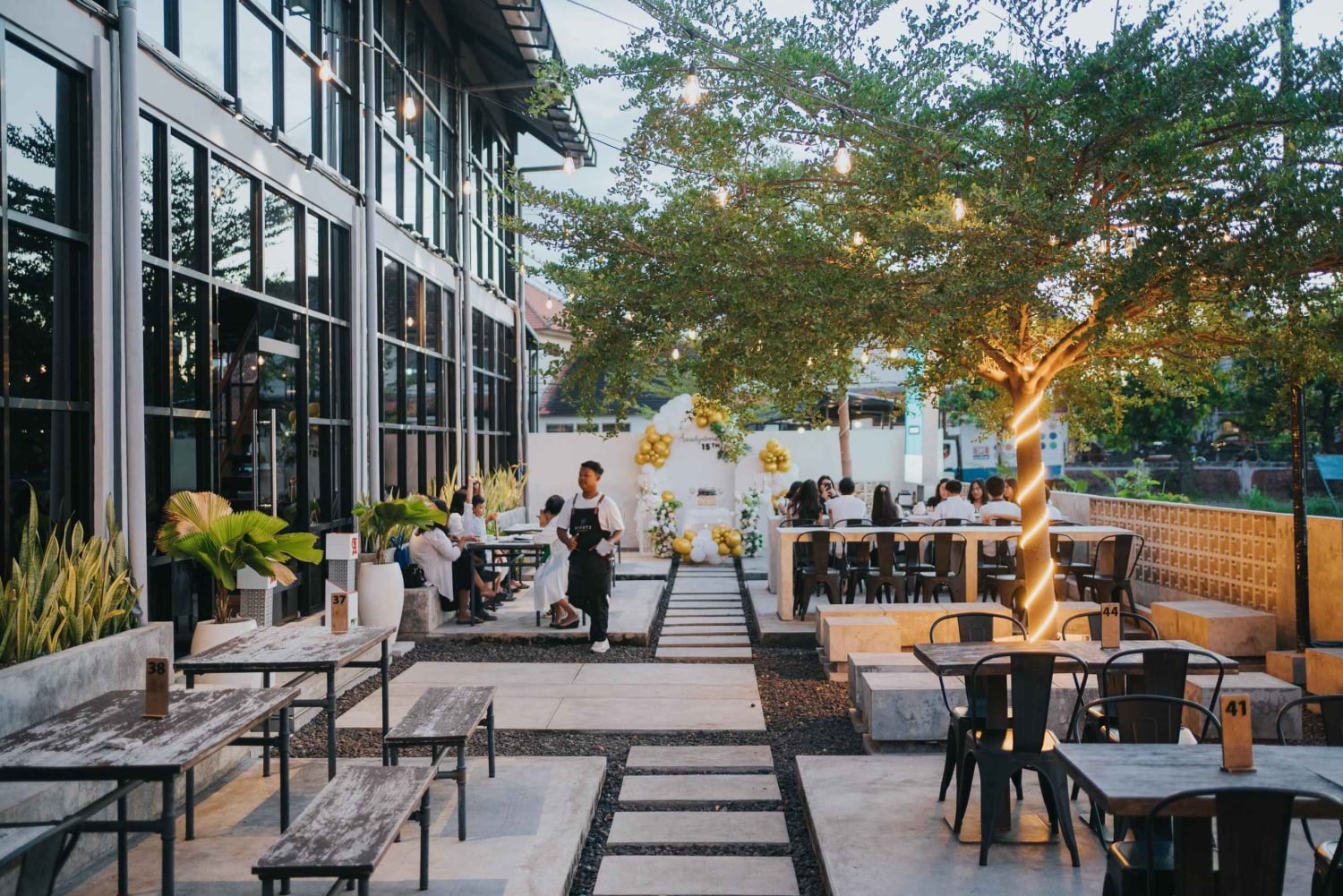 Lovina : brunch sur le thème des dauphins avec images et musique de l'océan