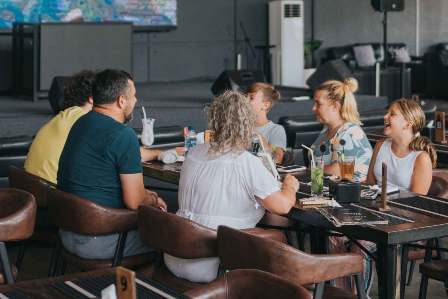 Lovina : brunch sur le thème des dauphins avec images et musique de l'océan
