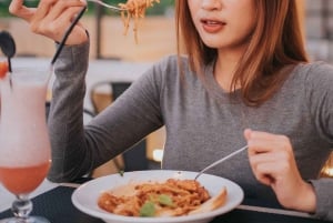 Lovina: Brunch med delfintema, havbilder og musikk