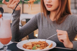 Lovina : brunch sur le thème des dauphins avec images et musique de l'océan