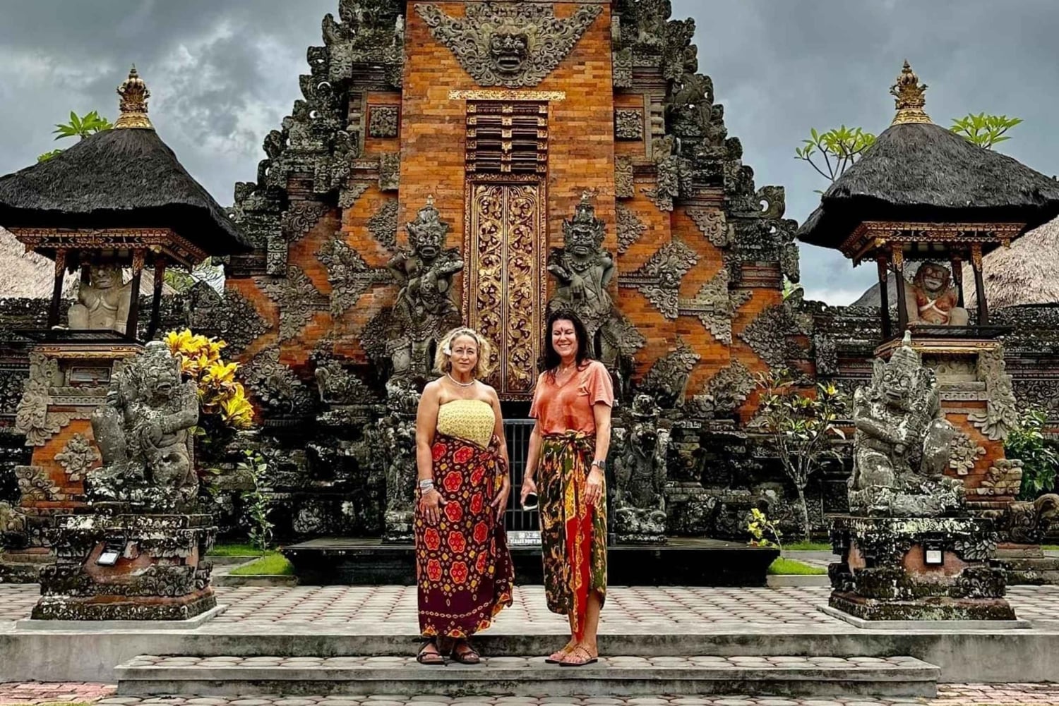 Apenbos, waterval, tempel en rijstterras
