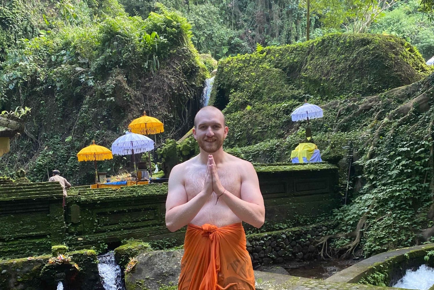 Apenbos, waterval, tempel en rijstterras