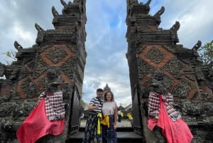 Apenbos, waterval, tempel en rijstterras